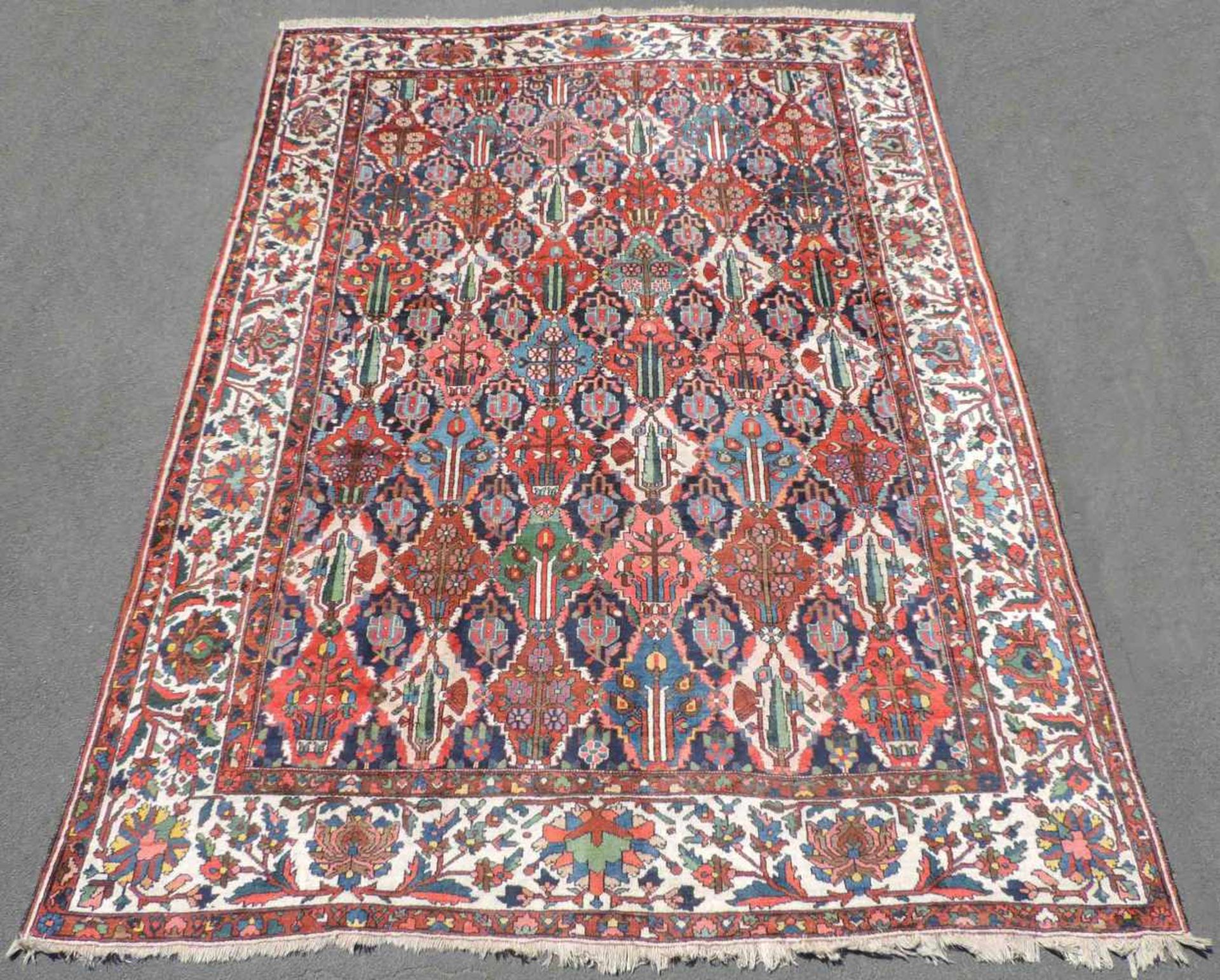 Bachtiar Perserteppich. Iran. Alt, um 1940.428 cm x 327 cm. Handgeknüpft. Wolle auf Baumwolle.