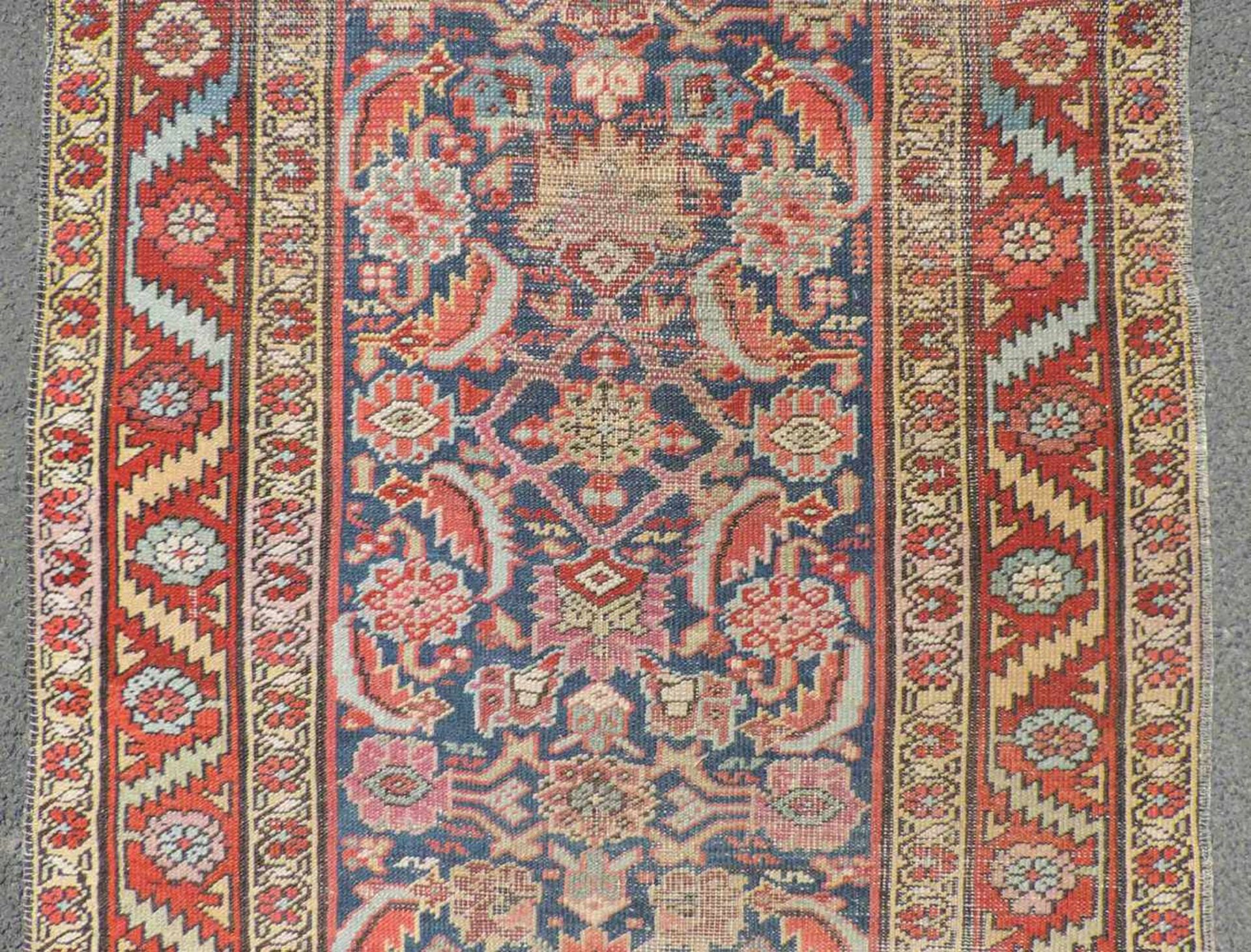 Schuscha Karabagh Teppich. Schmaler Läufer. Kaukasus. Antik, um 1880.355 cm x 87 cm. Handgeknüpft. - Bild 4 aus 9