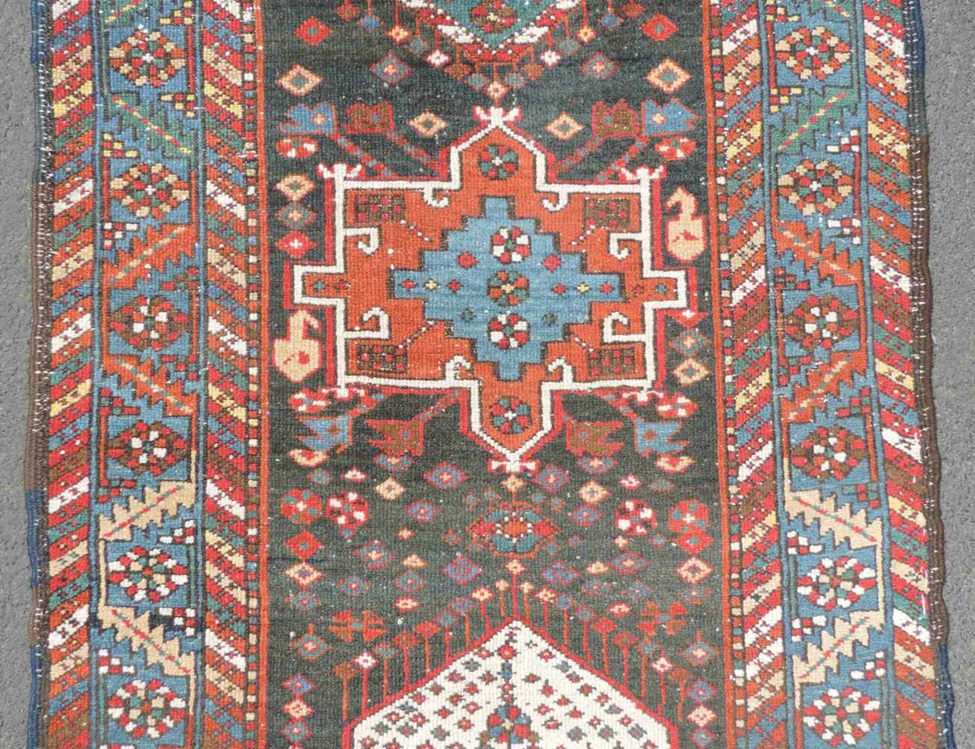 Heris / Karadja Perserteppich. Galerie. Iran. Antik, um 1900.415 cm x 92 cm. Handgeknüpft. Wolle auf - Bild 6 aus 11