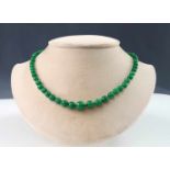 Grüne Jade Kette. Wohl China. 19. Jahrhundert.65 cm lang. Größte Kugel 10 mm Durchmesser.