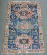 Karabagh Dorfteppich. Kaukasus. Datiert 1335 (1917).320 cm x 206 cm. Handgeknüpft. Wolle auf