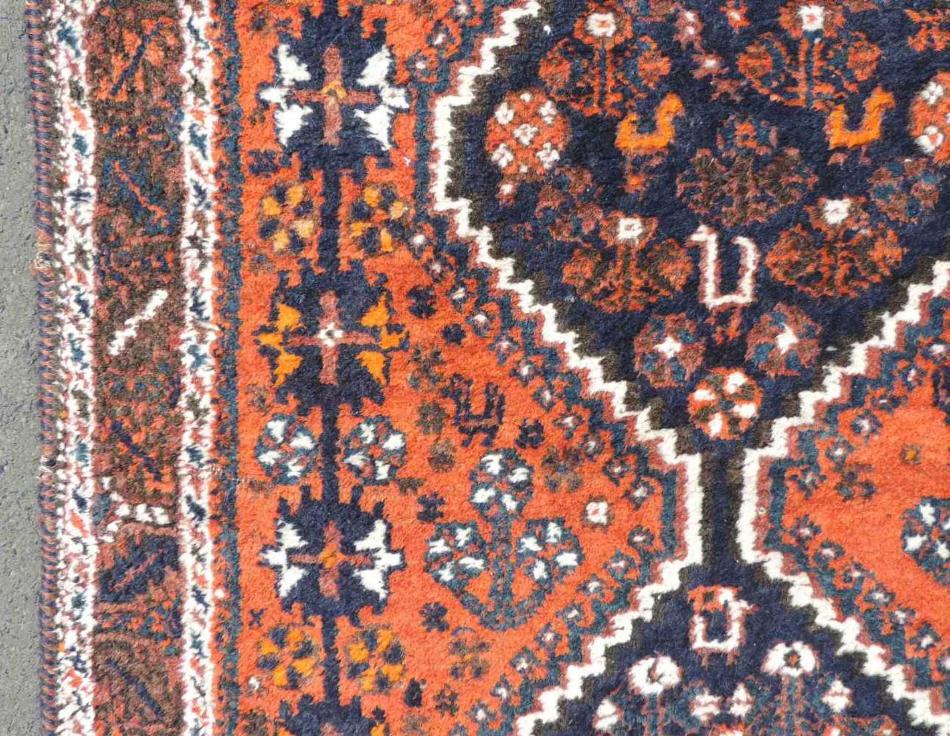 Schiraz Perserteppich. Iran. Alt, Mitte 20. Jahrhundert.160 cm x 117 cm. Handgeknüpft. Wolle auf - Image 8 of 11
