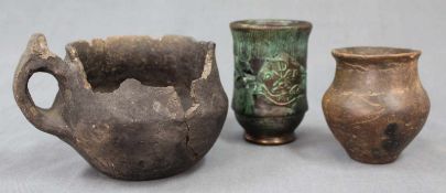 2 Vasen und eine Henkeltasse. Antik?Bis 10 cm hoch.2 Vases and a Cup with Handle. Antique?Up to 10