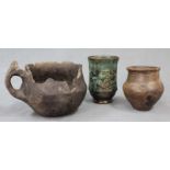 2 Vasen und eine Henkeltasse. Antik?Bis 10 cm hoch.2 Vases and a Cup with Handle. Antique?Up to 10