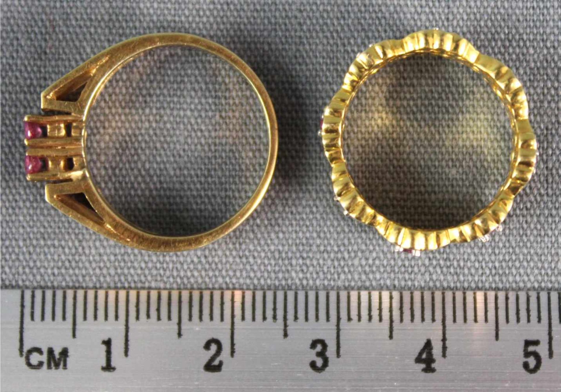 2 Ringe Gold 585. Wohl besetzt mit Rubinen.11,6 Gramm Gesamtgewicht.2 rings gold 585. Probably - Bild 2 aus 11
