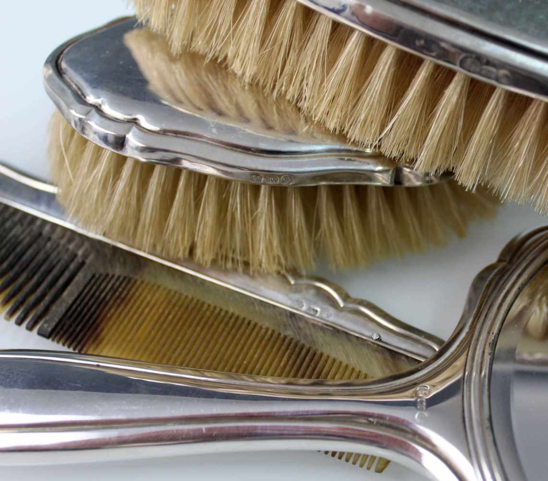 Frisier- Set, Silber 800. Halbmond / Krone.513 Gramm Gesamtgewicht. Bis 25,5 cm lang.Hairdressing - Image 4 of 7