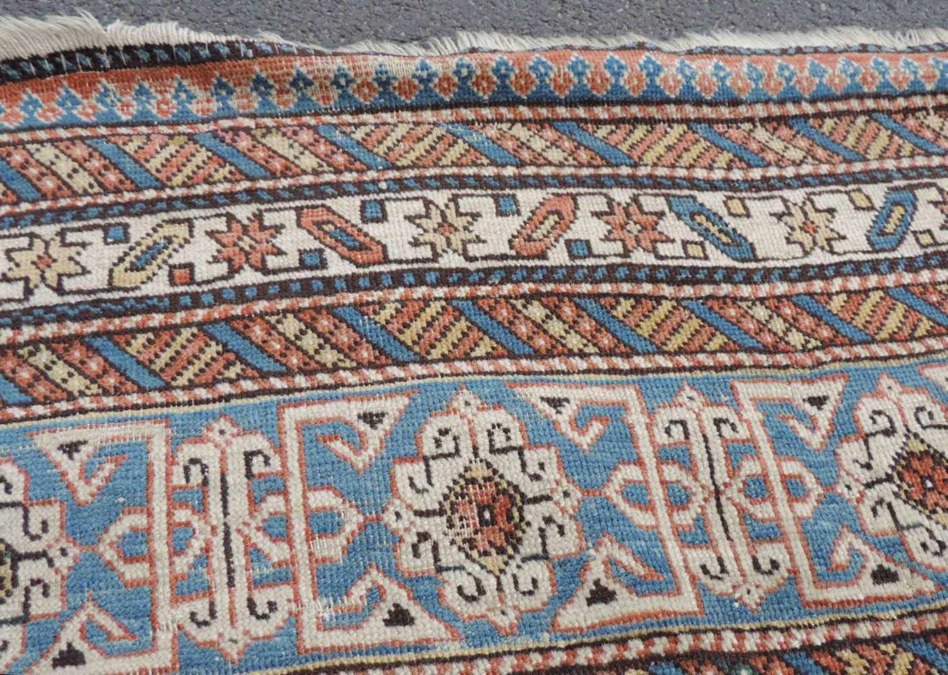 Perepedil Teppich. Kaukasus. Antik, um 1900.260 cm x 162 cm. Handgeknüpft. Wolle auf Wolle. Wohl - Bild 3 aus 13
