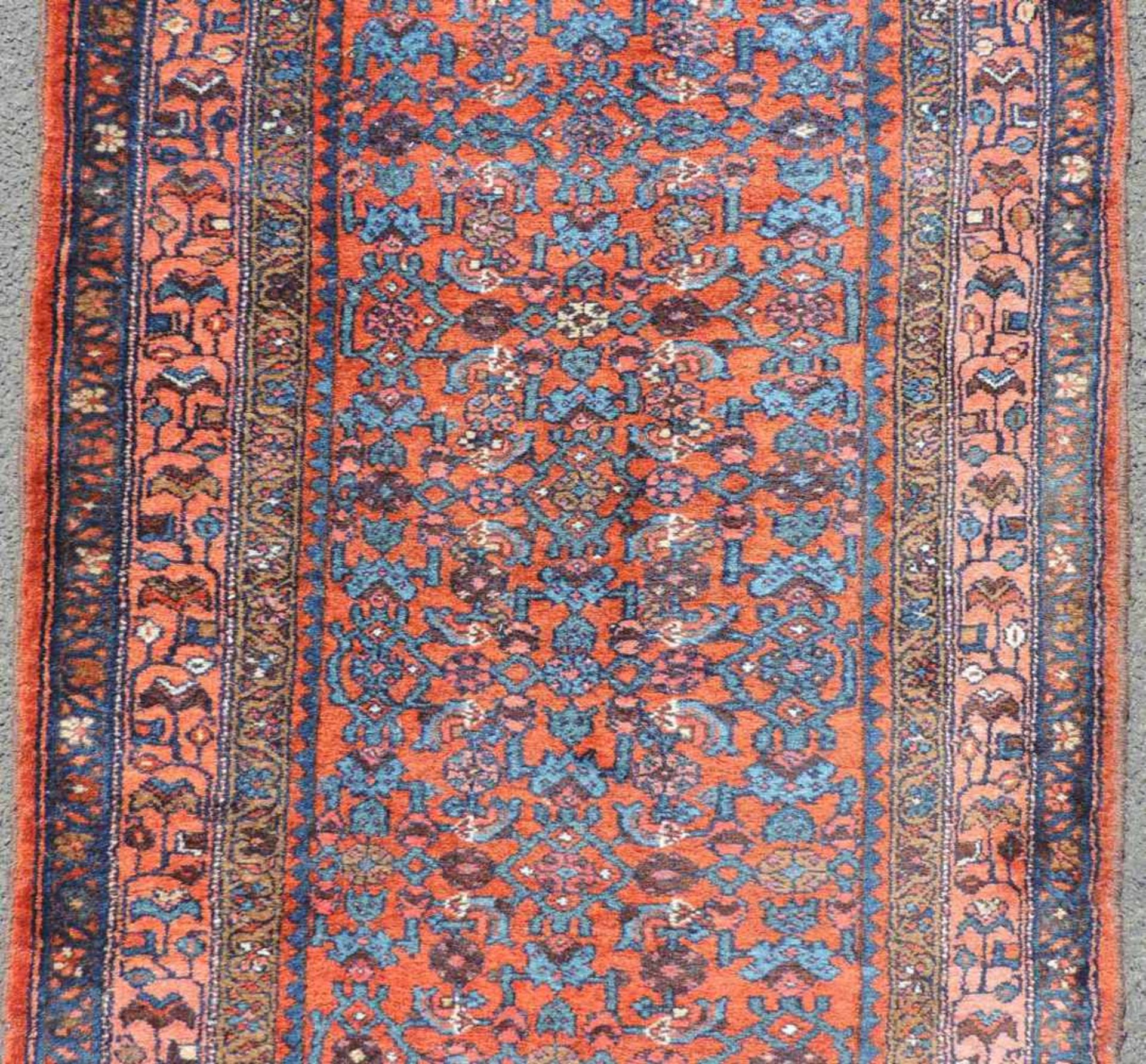 Hamadan Perserteppich, Galerie. Iran. Alt.280 cm x 90 cm. Handgeknüpft. Wolle auf Baumwolle. Wohl - Image 3 of 7