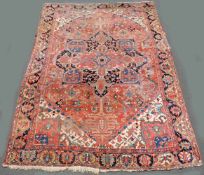 Heris Perserteppich. Iran. Antik, um 1900.377 cm x 282 cm. Handgeknüpft. Wolle auf Baumwolle. Wohl