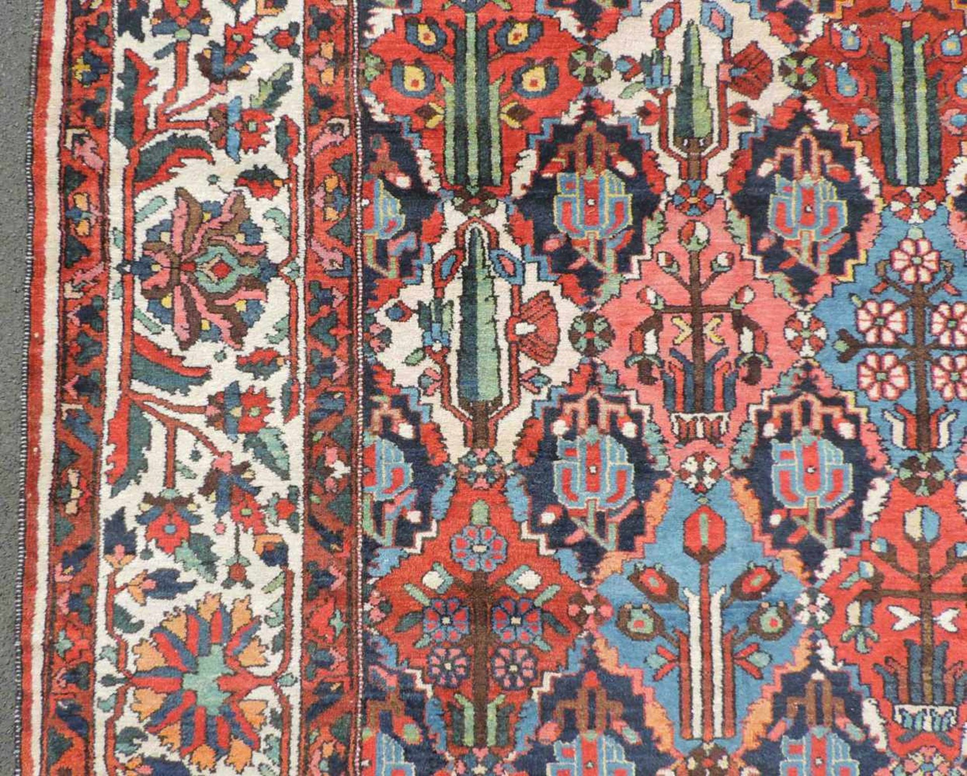 Bachtiar Perserteppich. Iran. Alt, um 1940.428 cm x 327 cm. Handgeknüpft. Wolle auf Baumwolle. - Bild 7 aus 12