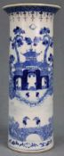 Vase Blau - Weiß Porzellan. China, alt. 4 - Zeichen Marke.21 cm hoch. Unterseitig blaue Marke.Vase