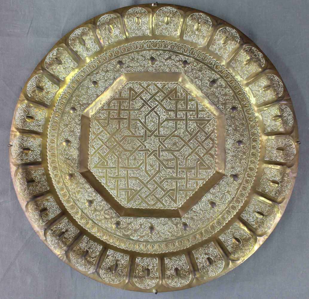 Messing Platte mit Mameluken Dekor. Wohl Ägypten. Alt.51 cm Durchmesser. Fein ziseliert.Brass - Image 4 of 5