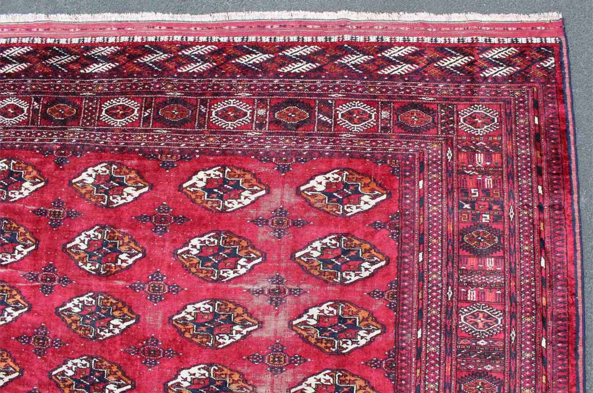 Tekke Seide Stammesteppich. Turkmenistan. Alt, um 1920.341 (328) cm x 237 cm. Handgeknüpft. Seide ( - Image 5 of 17