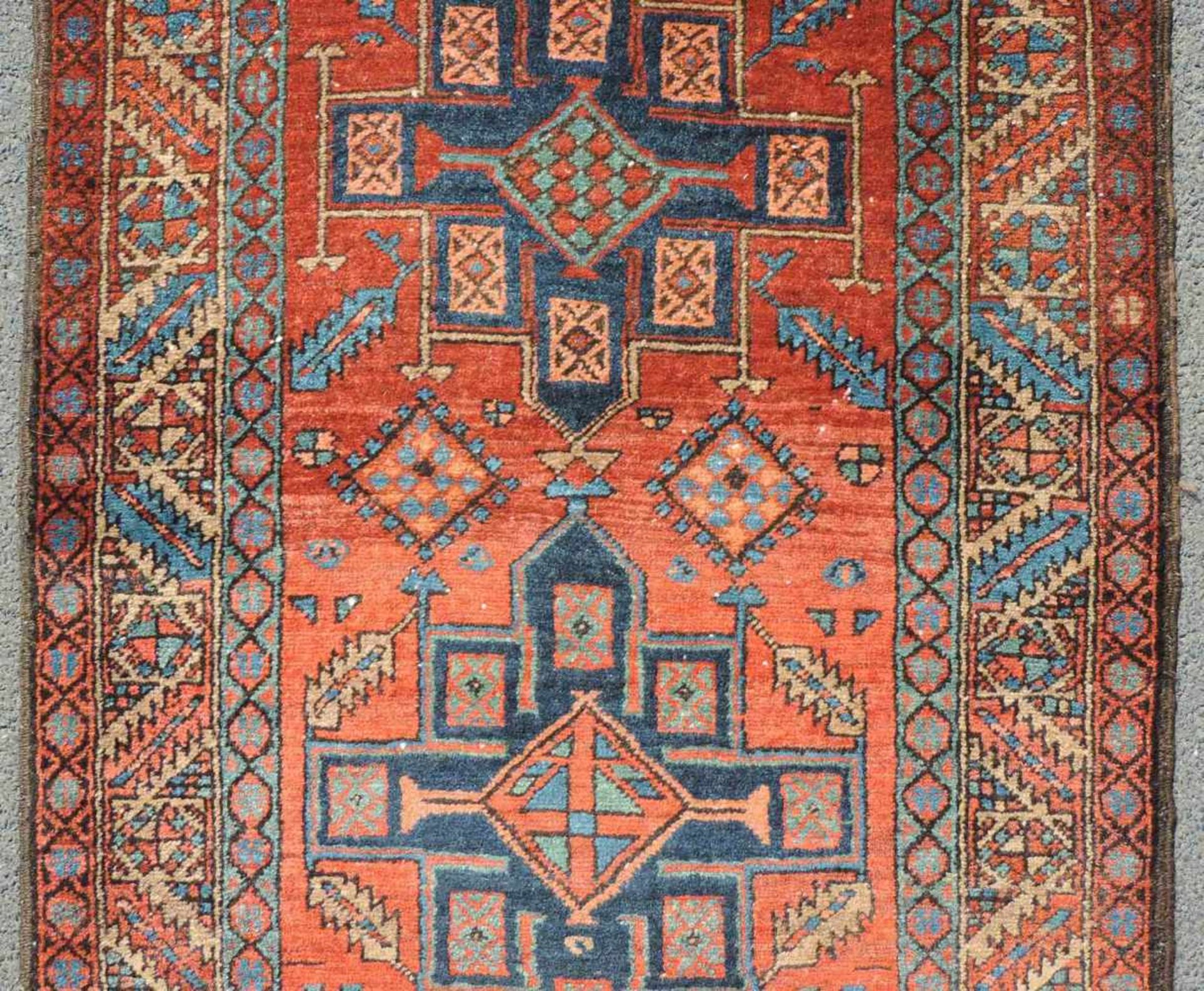 Karadja Heris Perserteppich. Schmaler Läufer. Iran. Alt, um 1920.340 cm x 92 cm. Handgeknüpft. Wolle - Bild 4 aus 9