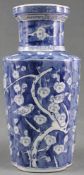 Vase. Porzellan, Blau - Weiß - Dekor. Wohl China / Japan, alt.36 cm hoch. 4 - Zeichen Marke.Vase.
