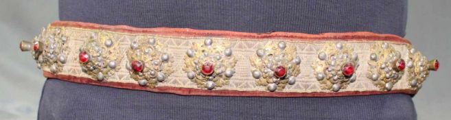 Gürtel. Messing. Zentralasien. 19. Jahrhundert.94 cm lang. Auch Textil. Feines Gewebe, Silberbrokat.