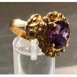 Ring, Gelb Gold mindestens 18 Karat, geprüft. Wohl mit Amethyst?9,1 Gramm Gesamtgewicht. Erworben in