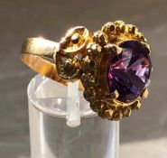 Ring, Gelb Gold mindestens 18 Karat, geprüft. Wohl mit Amethyst?9,1 Gramm Gesamtgewicht. Erworben in