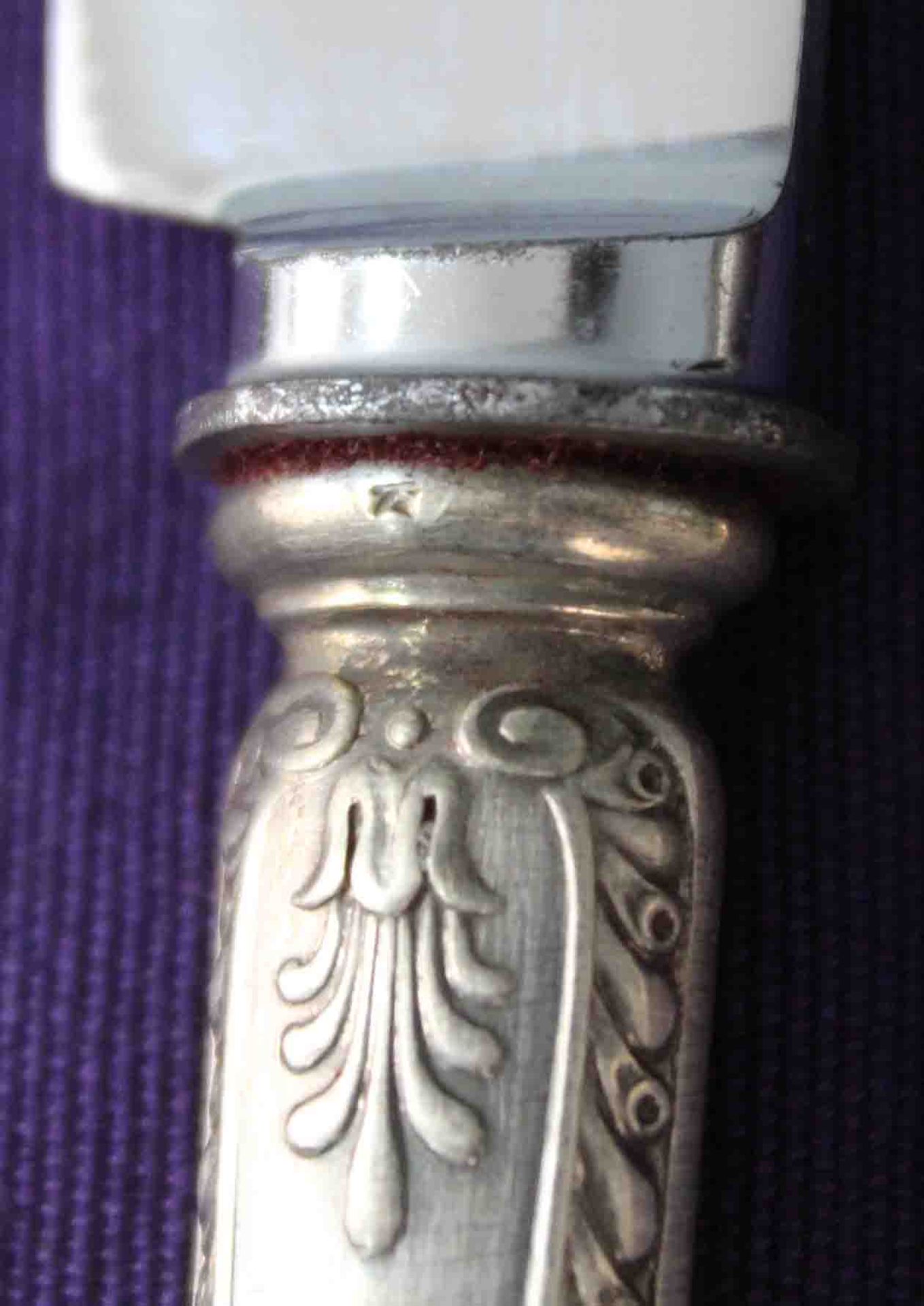 12 Messer, Silber 800, um 1900. Wappen der Familie Melber.26 cm lang. 1120 Gramm Gesamtgewicht. - Image 6 of 8