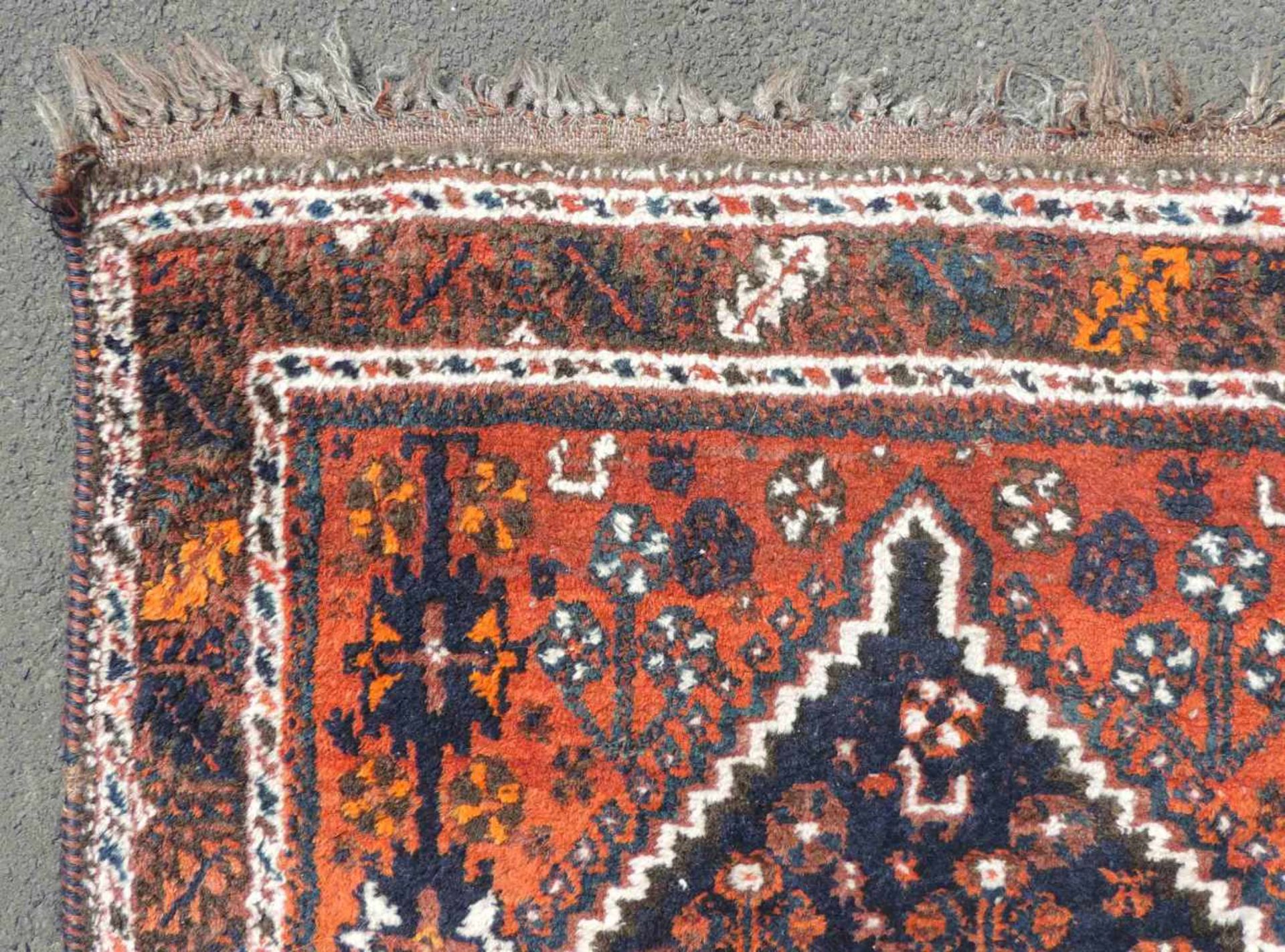 Schiraz Perserteppich. Iran. Alt, Mitte 20. Jahrhundert.160 cm x 117 cm. Handgeknüpft. Wolle auf - Image 10 of 11