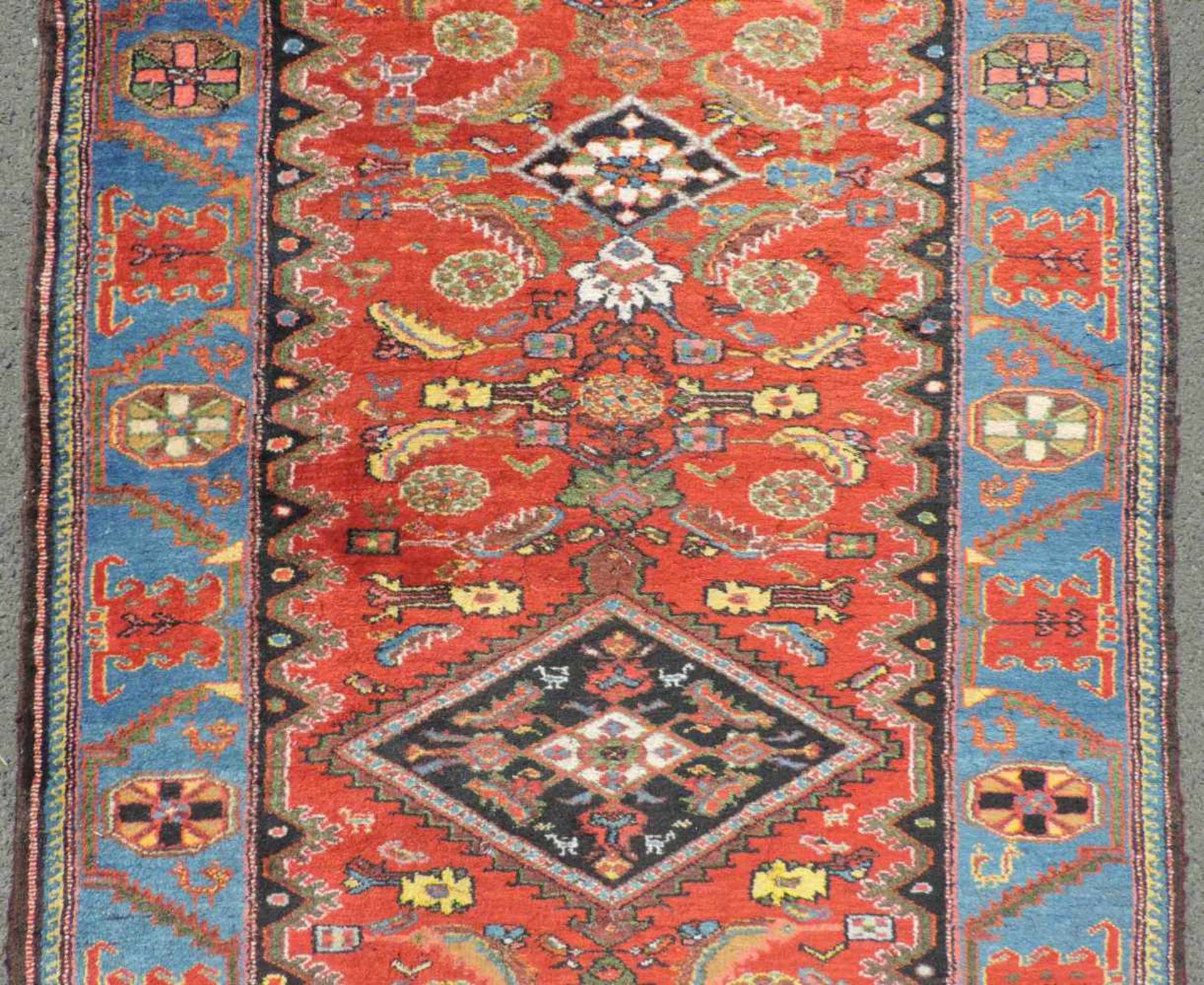 Bachtiari Perserteppich. Galerie. Iran. Alt, um 1930.330 cm x 110 cm. Handgeknüpft. Wolle auf - Image 10 of 14