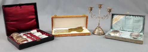 Silberbesteck und ein Leuchter. Auch Jugendstil.Der Leuchter ist 16,5 cm hoch.Silver Cutlery and a