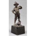 Angler mit Fisch und Gans. Skulptur. Bronze.26 cm hoch mit Sockel.Angler with Fish and Goose.