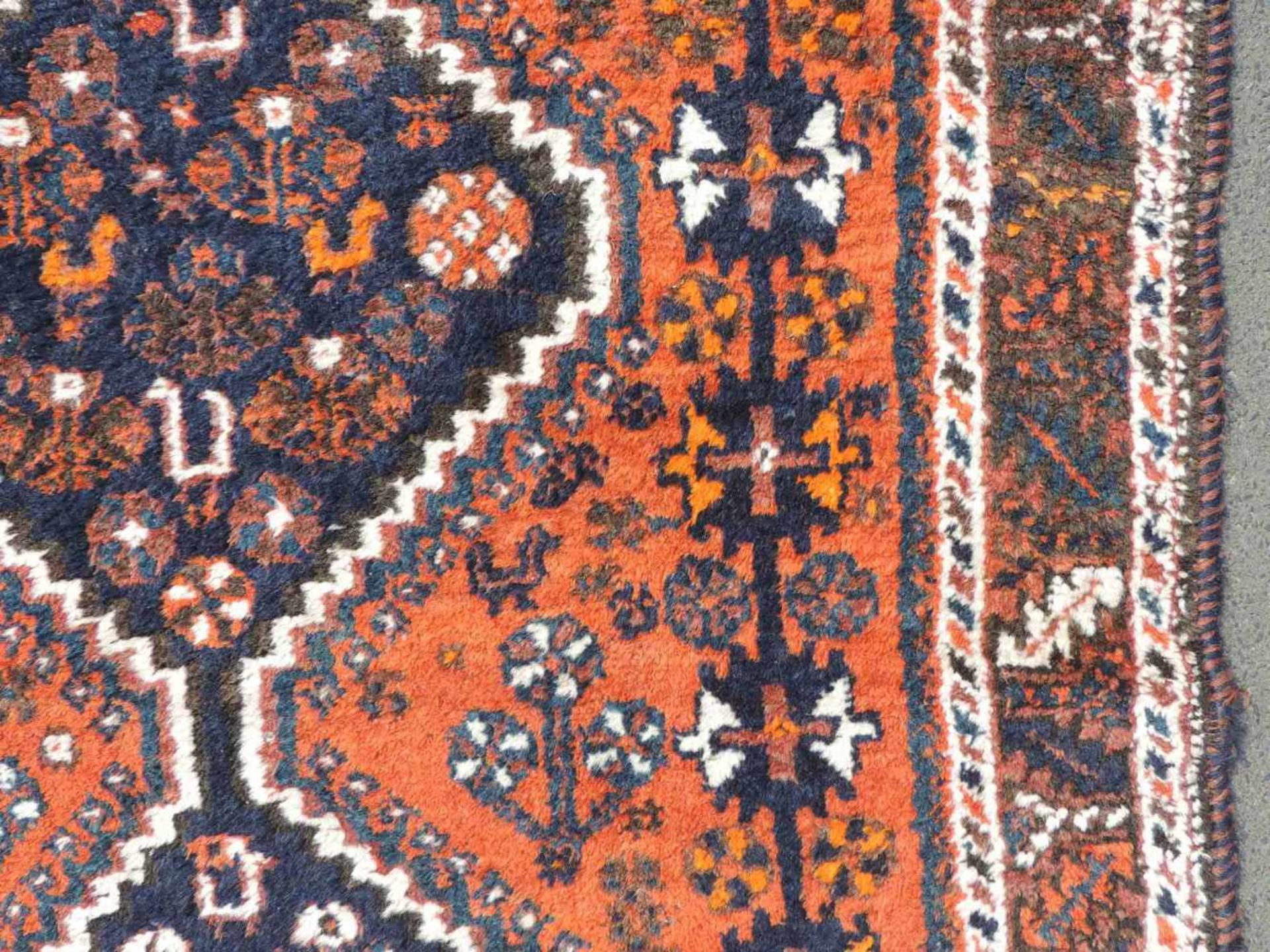 Schiraz Perserteppich. Iran. Alt, Mitte 20. Jahrhundert.160 cm x 117 cm. Handgeknüpft. Wolle auf - Image 9 of 11