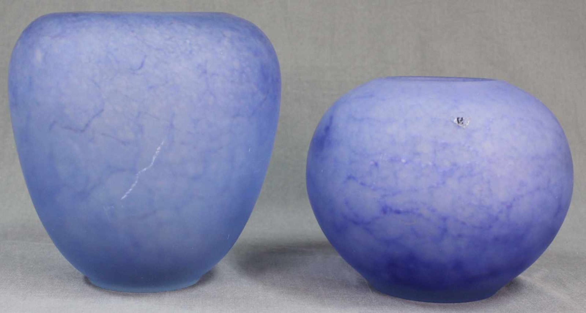 2 Vasen, blaues Glas, gefrostet, mit Innendekor.Bis 19,5 cm hoch. Ein Sticker erhalten. Dieser - Image 3 of 8