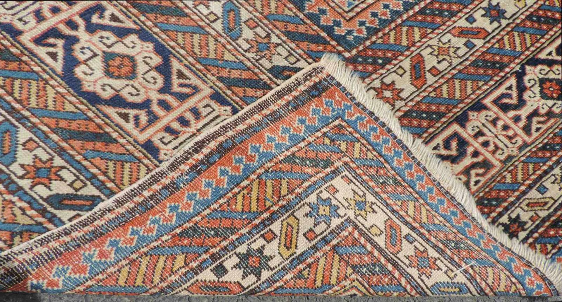 Perepedil Teppich. Kaukasus. Antik, um 1900.260 cm x 162 cm. Handgeknüpft. Wolle auf Wolle. Wohl - Bild 4 aus 13