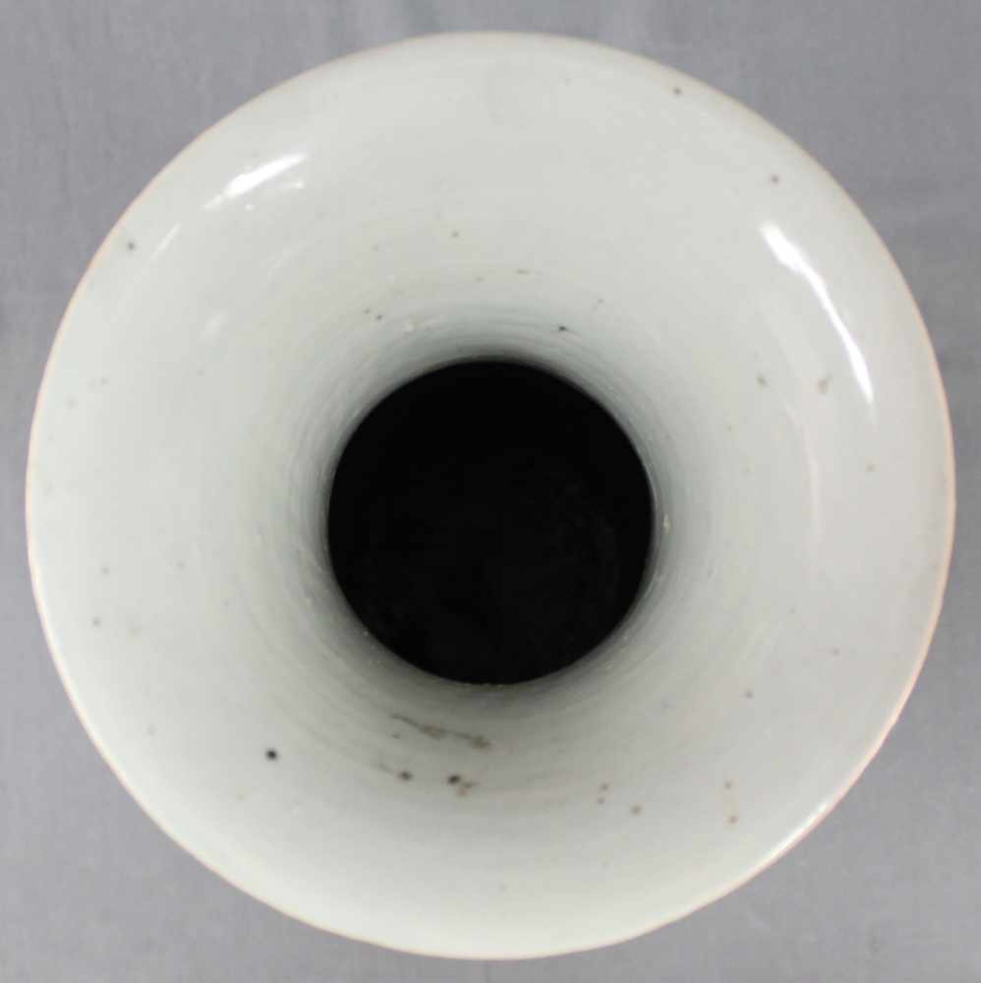 Bodenvase China / Japan. Wohl 19. Jahrhundert. Belebte Marktszene.57 cm hoch. Porzellan.Floor Vase - Image 8 of 11