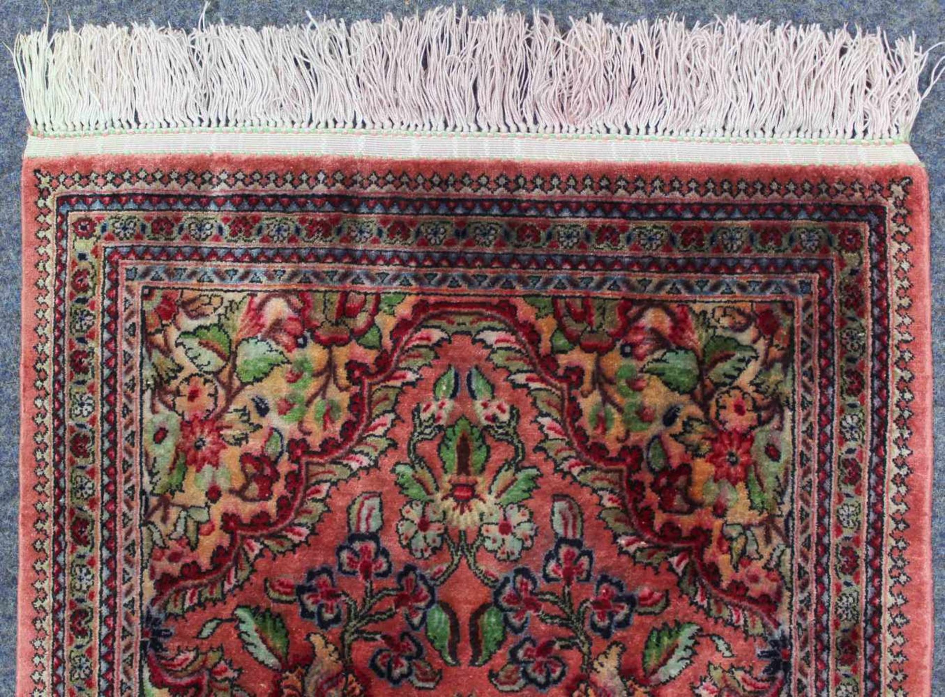 Ghom Poschti Perserteppich. Seide auf Seide. Iran.83 cm x 55 cm. Handgeknüpft. Seide auf Seide. - Bild 4 aus 6