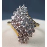 Ring Gold 780. Besetzt mit 45 Diamanten teils im Brillantschliff.7,4 Gramm. 17,7 Innendurchmesser.