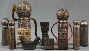 Sammlung China / Tibet / Japan. Gewichte, Haken, Schließen, Siegel. Teils Silber.Bis 11,5 cm hoch.
