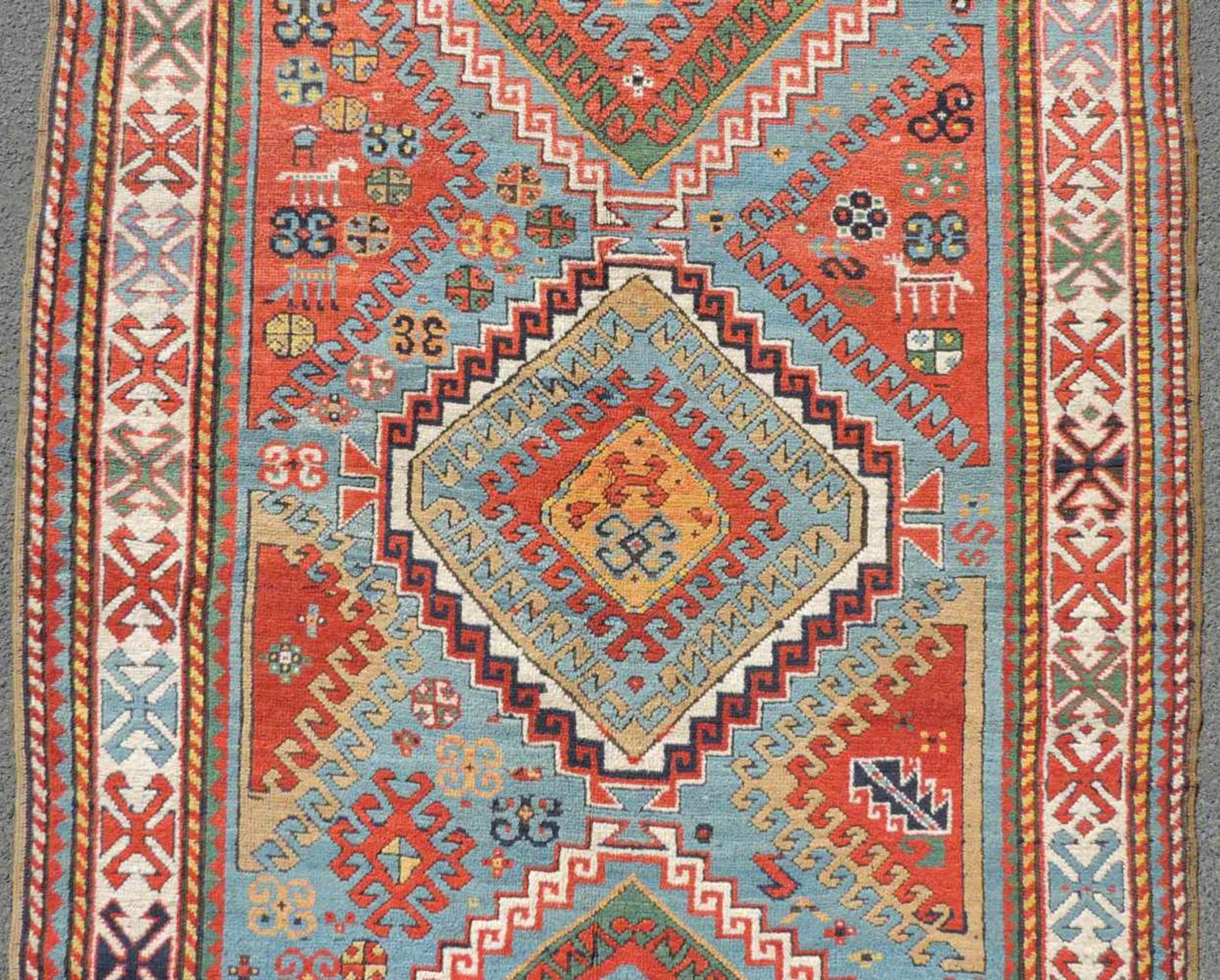 Kasak Karabagh Teppich. Kaukasus, antik um 1870.247 cm x 140 cm. Handgeknüpft. Wolle auf Wolle. - Image 3 of 6