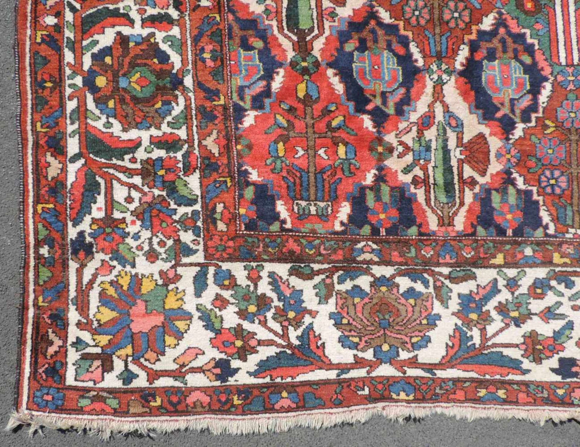 Bachtiar Perserteppich. Iran. Alt, um 1940.428 cm x 327 cm. Handgeknüpft. Wolle auf Baumwolle. - Bild 5 aus 12