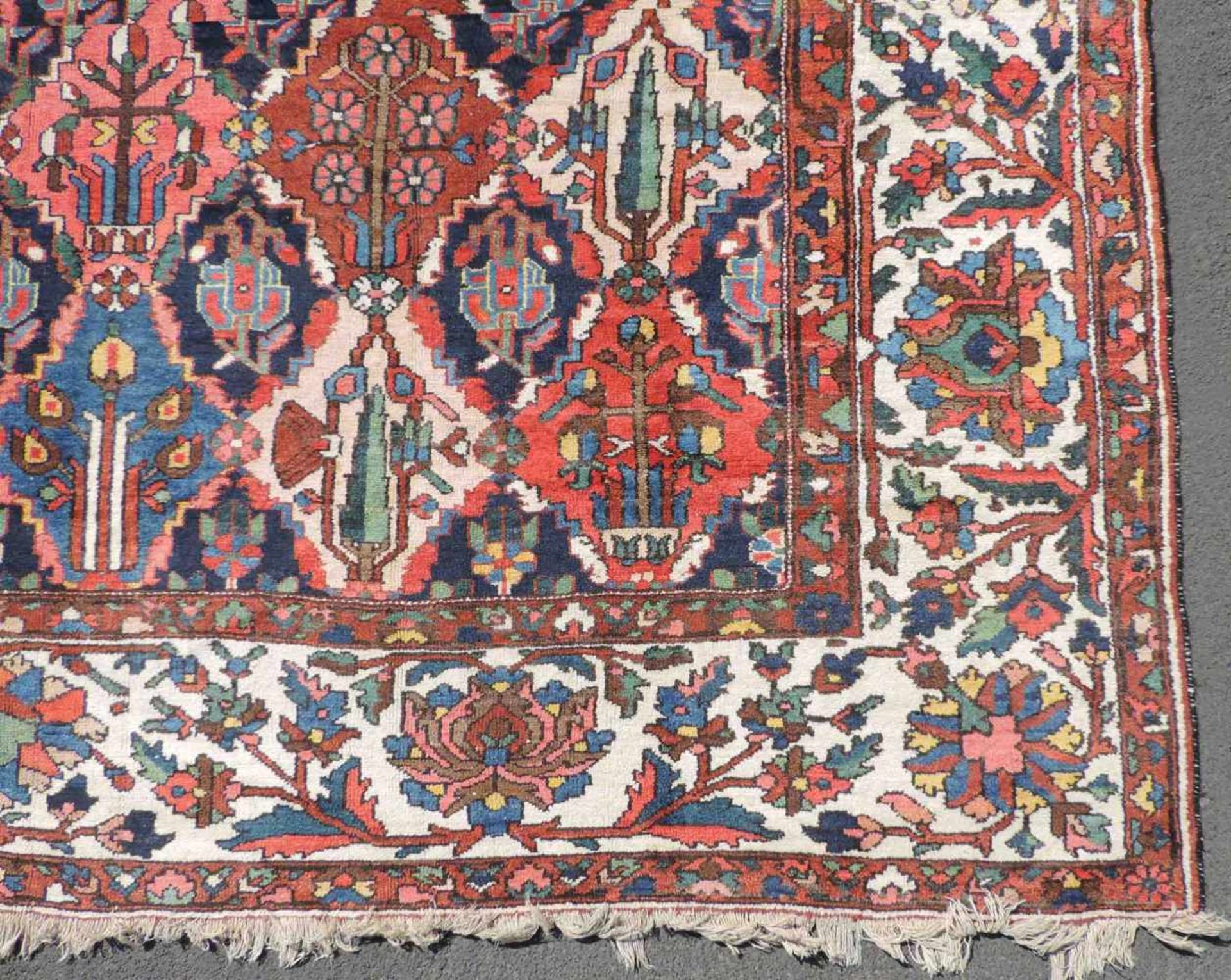 Bachtiar Perserteppich. Iran. Alt, um 1940.428 cm x 327 cm. Handgeknüpft. Wolle auf Baumwolle. - Bild 6 aus 12