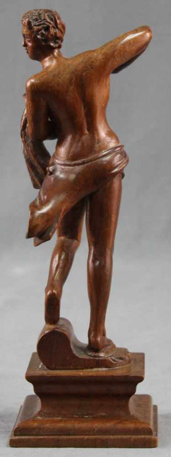 Dyonisos. Geschnitzte Holz Skulptur. 18./19. Jahrhundert.Mit Sockel 25,5 cm hoch.Dyonisos. Carved - Bild 3 aus 6