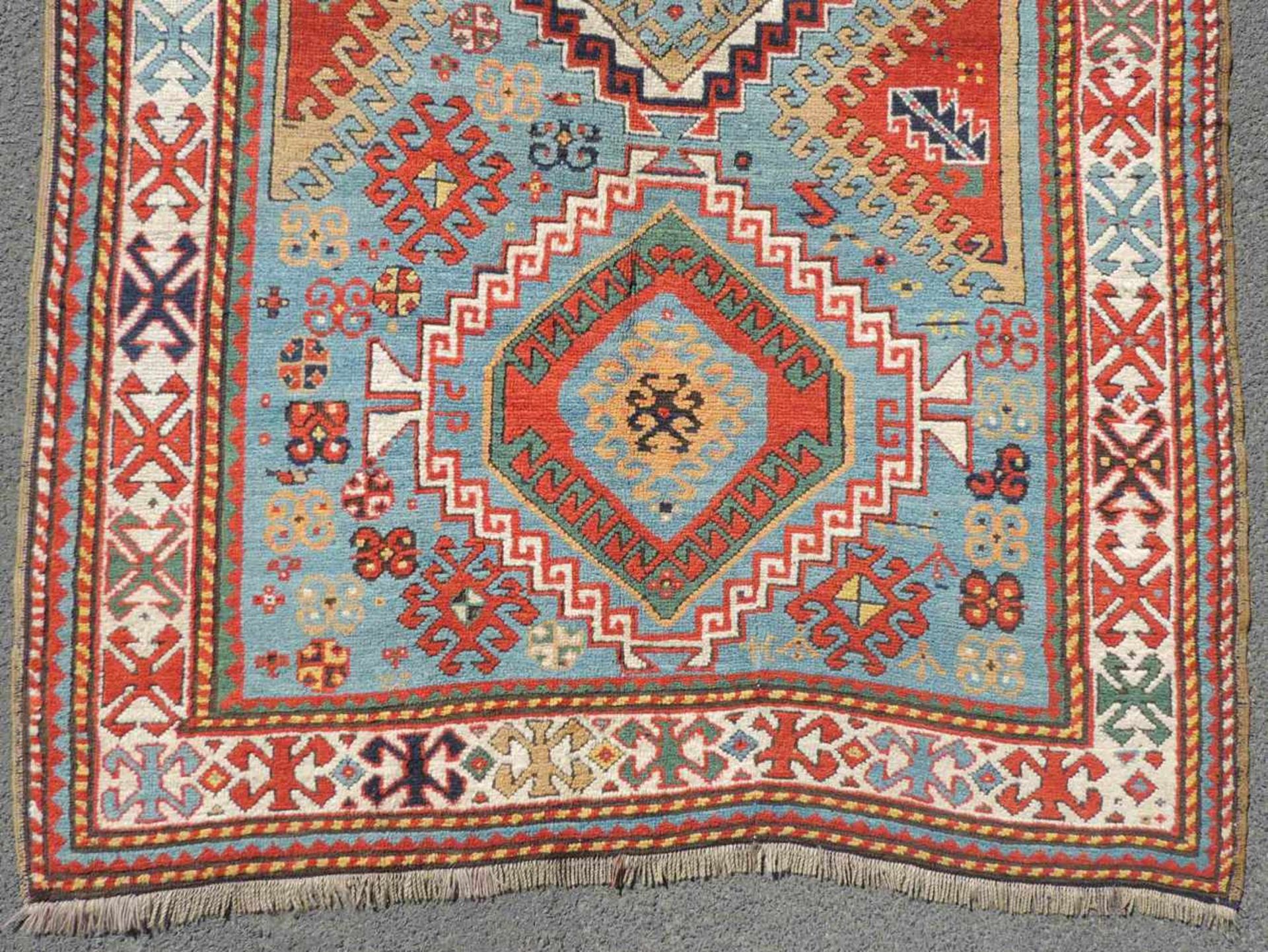 Kasak Karabagh Teppich. Kaukasus, antik um 1870.247 cm x 140 cm. Handgeknüpft. Wolle auf Wolle. - Image 2 of 6