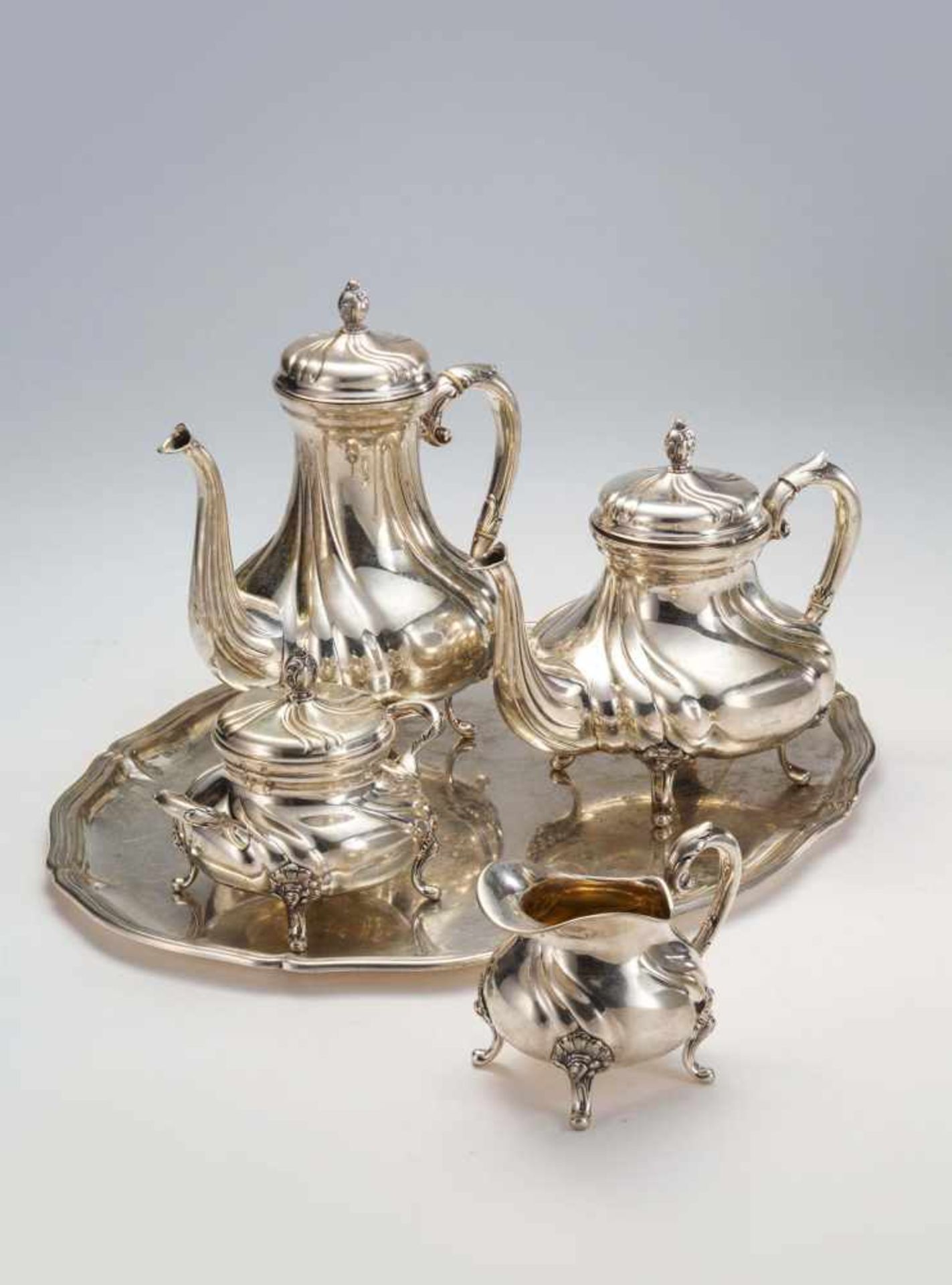 Dresdner Barock Kaffee-/Teegarnitur auf Tablett,Silber. Kaffeekanne (25,5cm), Teekanne (20cm),