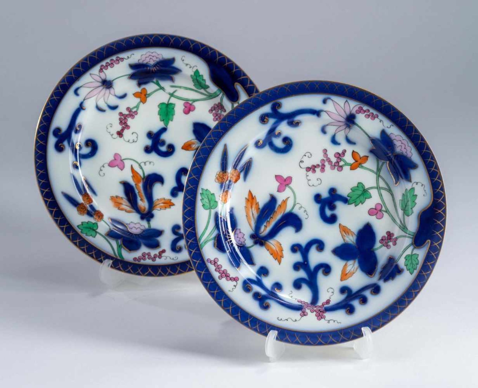 2 Imari-Teller KPM,weißes Porzellan mit Blumenmalerei im Imari-Stil. 1849-1870. Florale