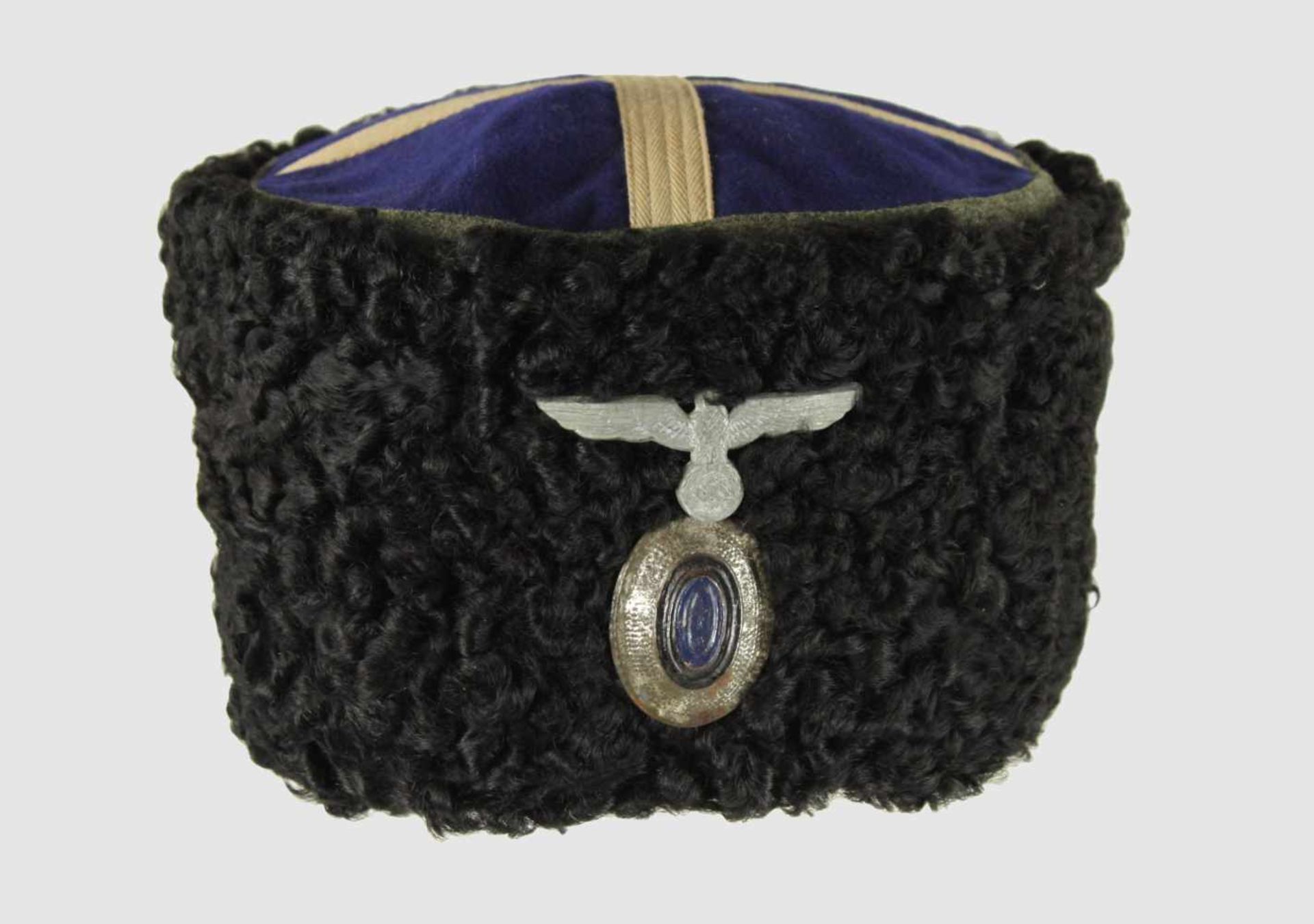 Kubanka - Pelzmützeder Terek-Kosaken, schwarzes Karakul - Fell, blauer Deckel mit weißen Litzen,