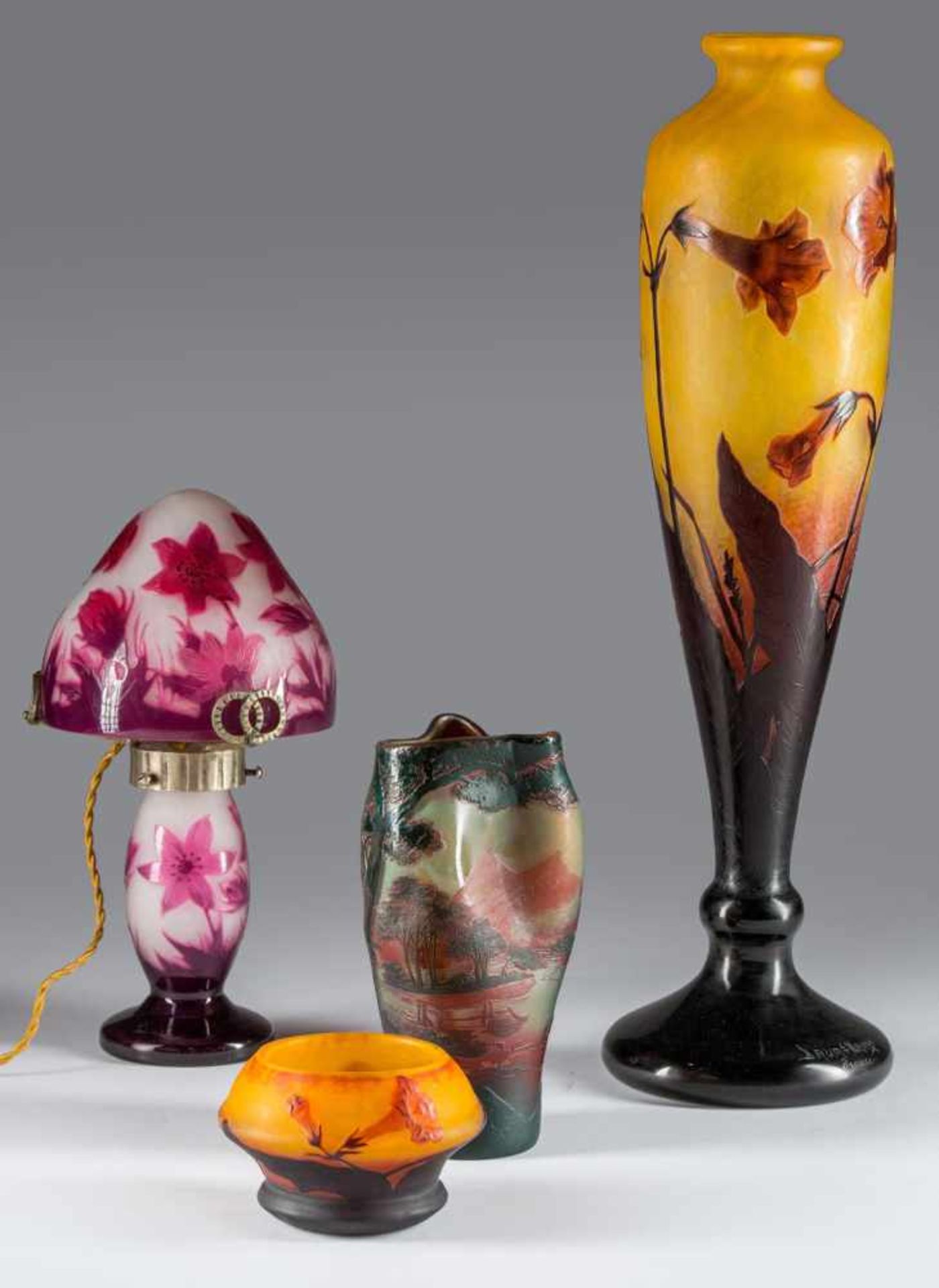 Vase Daum Nancyum 1910. In Überfangtechnik geätzt und poliert, runder Stand nach oben erst leicht - Bild 2 aus 2