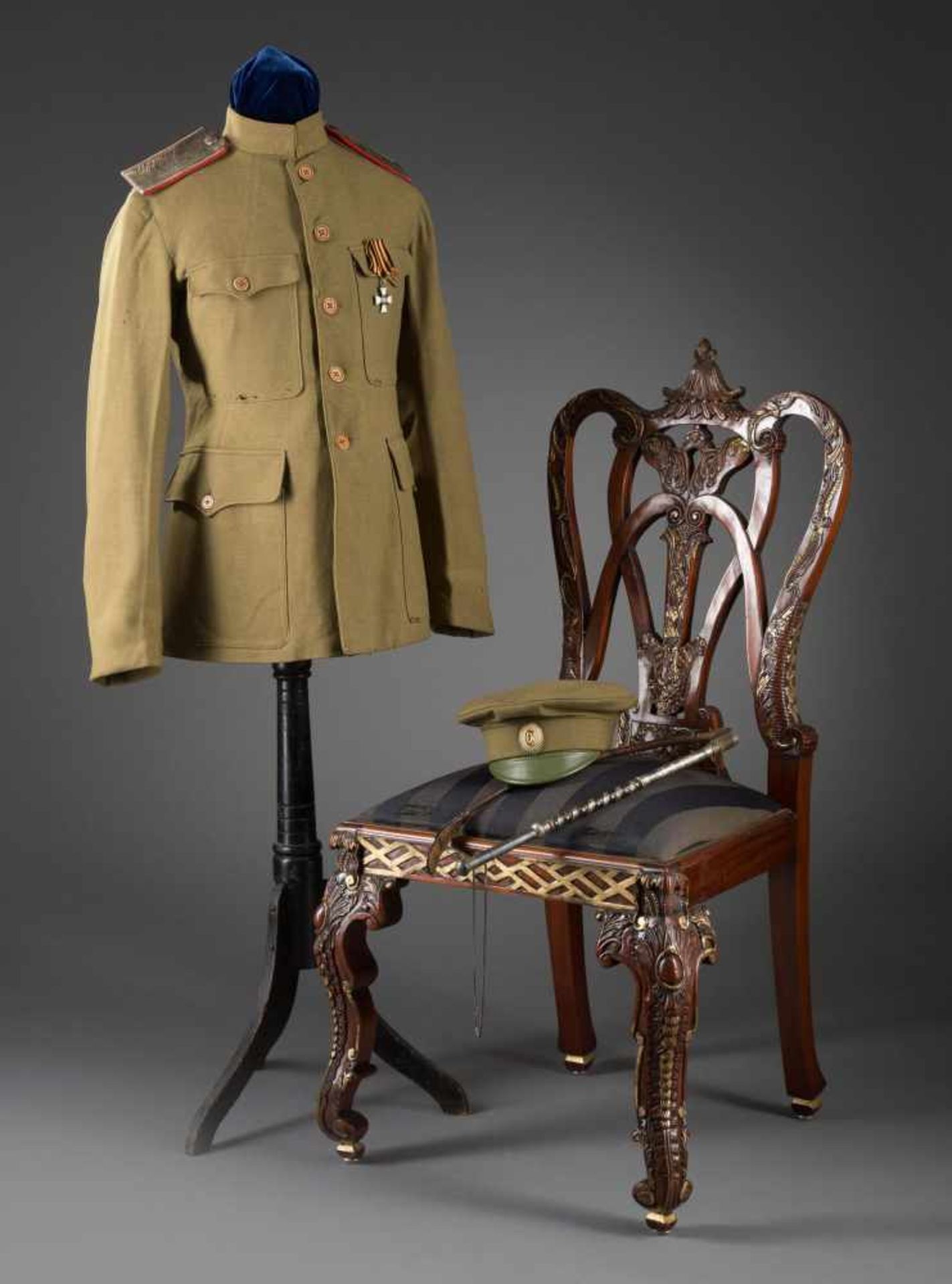 Uniformjacke und Schirmmützeeines General der Kosakentruppen im russischen Bürgerkrieg. Die Jacke