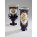 Henkelvase Meissen Blumenmalerei,weißes Porzellan mit kobaltblauen Fond, Blumenbukett in