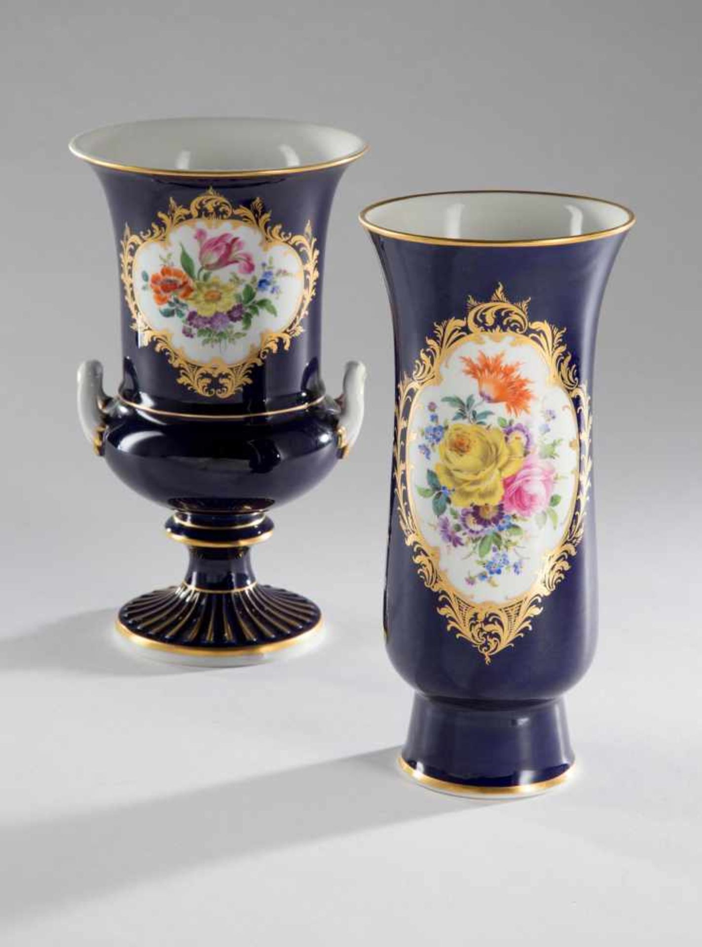 Henkelvase Meissen Blumenmalerei,weißes Porzellan mit kobaltblauen Fond, Blumenbukett in