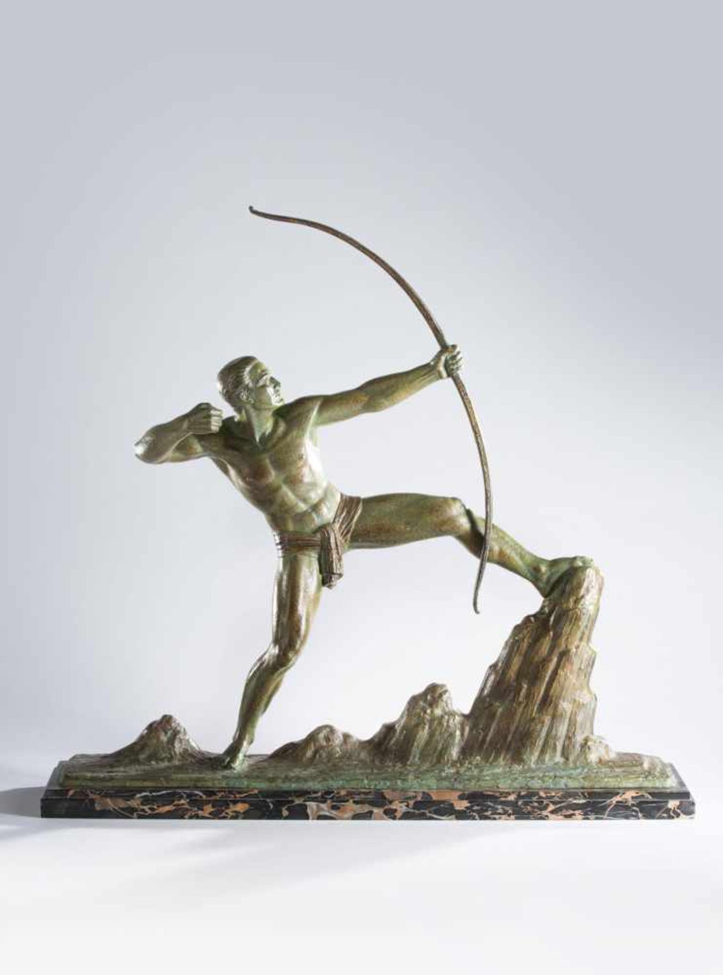 Große Jugenstilfigur "Der Bogenschütze",Bronze grün-braun patiniert, auf schwarzem Marmorsockel.
