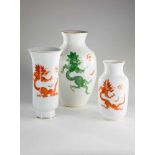 Vase Meissen Ming Drache,weißes Porzellan mit Aufglasurmalerei und Goldrand. Dekor: Ming Drache rot.