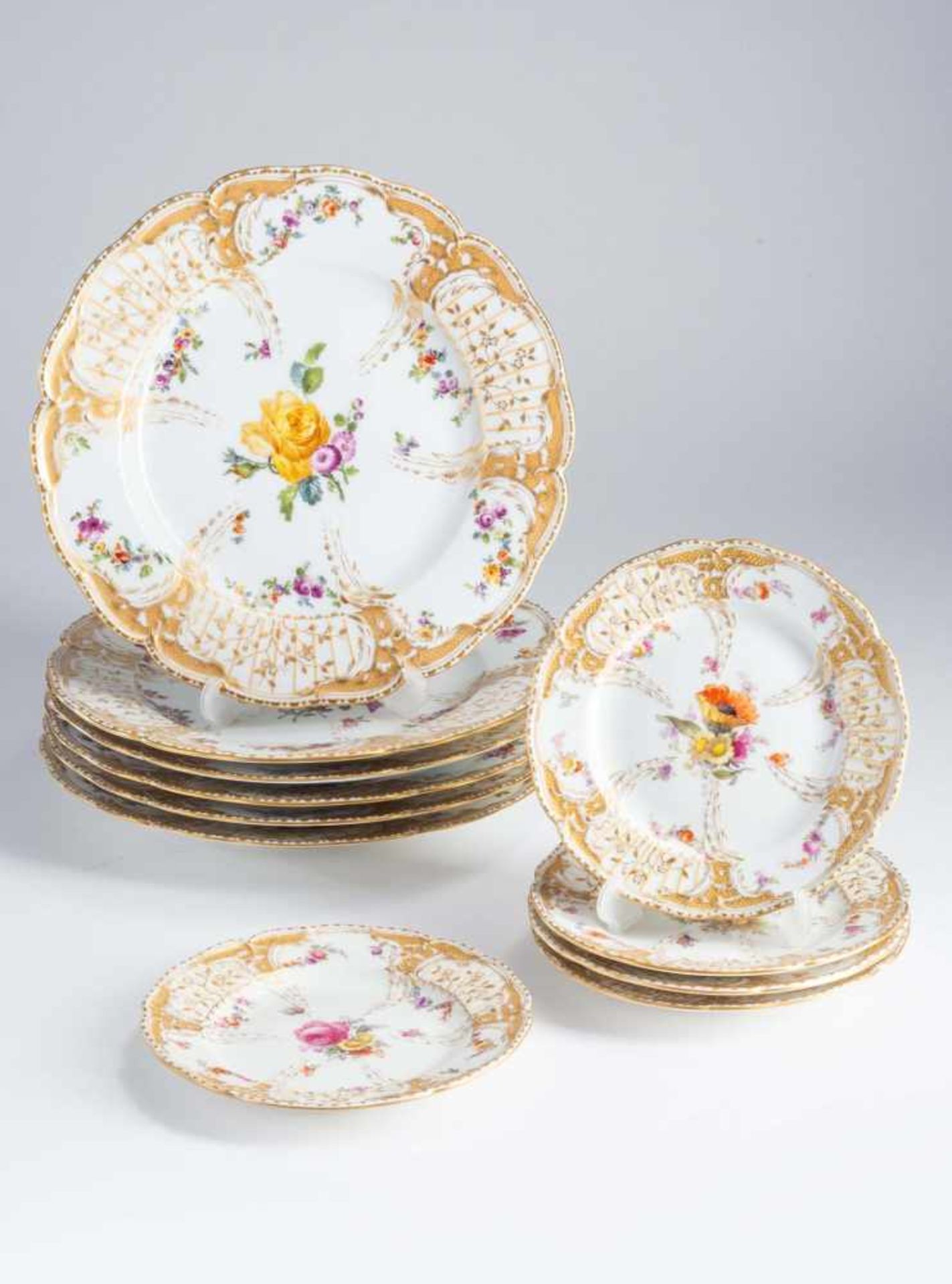 5 Dessertteller KPM,weißes Porzellan mit Blumenmalerei, Relief, reicher Goldstaffage und