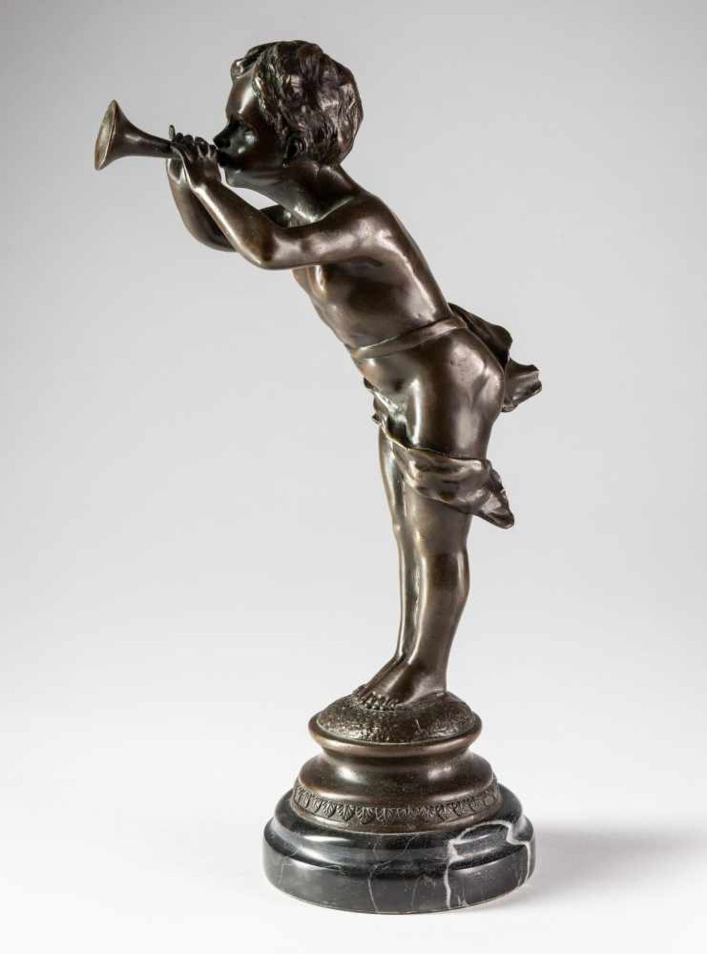 Bronzefigureines Jüngling mit Horn nach Louis Kley, Bronze patiniert, auf rundem Marmorsockel, der